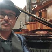 Pianista tastierista arrangiatore songwriter offre lezioni di Teoria e solfeggio, Armonia, Pianoforte, Tastiere, Arrangiamento e Produzione musicale (piattaforme Logic-Audition- Finale-Sibelius)